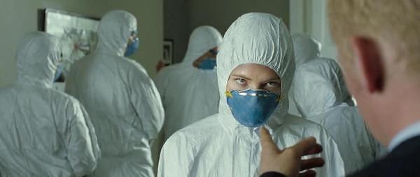 Yüzündeki ameliyat maskesi ve bembeyaz kıyafetiyle Cate Blanchett'i tanımak pek mümkün değil. Ünlü oyuncu 'Hot Fuzz' (Sıkı Aynasızlar) filminde, Nicholas'ın eski kız arkadaşı olarak kameralara yansıyor.