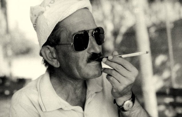 7. Disiplinli bir yaşam tarzı ve memurluk hayatı, edebiyat çevrelerinde bugün de “hırçın şair”, “huysuz şair” olarak anılan Ece Ayhan’ın yaradılış özelliğiyle bağdaşmayacak olgulardır. Ece Ayhan, 1966’da devlet memurluğu görevinden ayrılarak “soluk alıp verdiğini gerçekten duyduğum tek kent” dediği İstanbul’a yerleşir.