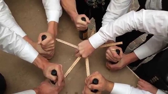 Yetenekli Adamın Tek Eliyle 5 Farklı Bira Şişesinin Kapağını Açması