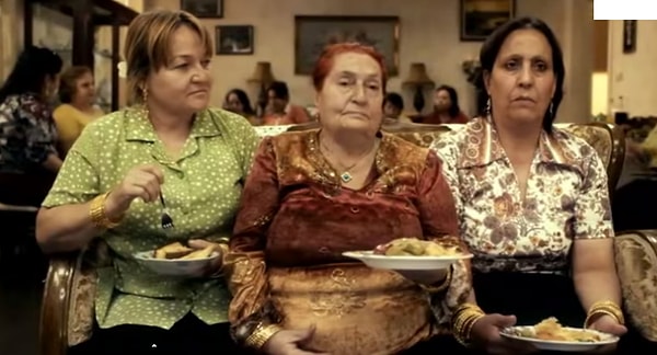 Bir yerde açık büfe ya da altın günü varsa, o tabaktaki her şeyi birbirine sokarız