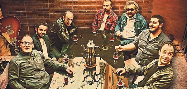 Akşam yemeğinden sonra çay içeriz, sonra meyve yeriz, sonra tekrardan çay içeriz, sonra çekirdek yeriz, sonra çay içeriz