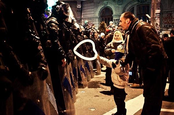 14. Küçük Bir Çocuk, Polise Kalp Şeklinde Balon Verirken - Romanya Bükreş, 2012