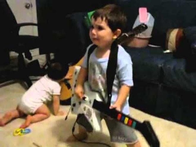Guitar Hero Oynarken Kendinden Geçen 2 Yaşındaki Çocuk