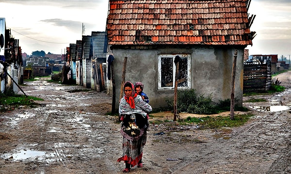 28. "Çingeneye saray vermişler, bahçesinde çadır kurup oturmuş."