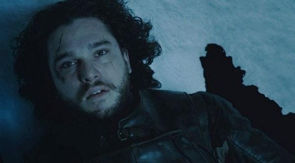 Evet, beşinci sezonun son bölümünde hepimizin izlediği gibi; Jon Snow, yeminli kardeşleri tarafından bıçaklanarak hakkın rahmetine kavuşmuştur.