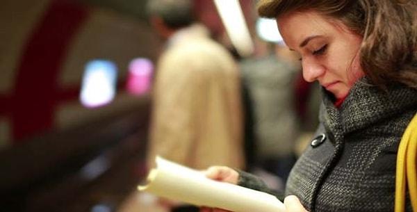10. Otobüste/metroda insanlarla bakışmak yerine kitap okuyun, müzik dinleyin, uyuyun.