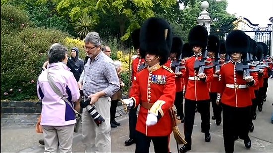 Kraliçe Muhafızlarının Geçişi Sırasında Yolda Duran Turistin Askerle Çarpışması