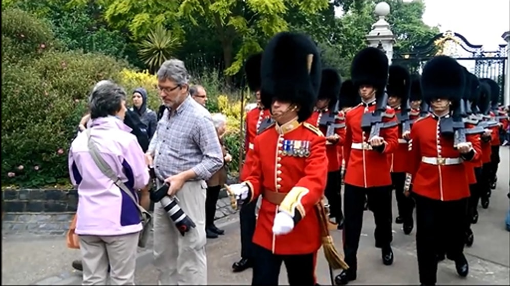 Kraliçe Muhafızlarının Geçişi Sırasında Yolda Duran Turistin Askerle Çarpışması
