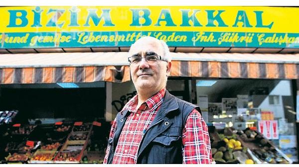 Bizim Bakkal'ın sahibi Ahmet Çalışkan'ın direnişi, hafızamıza kazınmış pek çok muhteşem bakkal karakterini akıllara getiriyor.