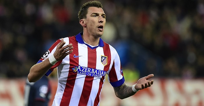 Şampiyonlar Ligi'ni Kaybeden Mandzukic'e Sarılıyor