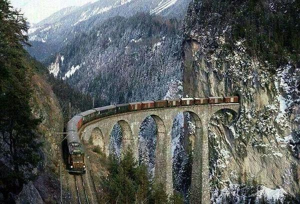 19. Jammu-Katra hattında, muhteşem bir manzaraya tanıklık edeceğiniz bir tren yolculuğu da unutulmaz olacaktır.