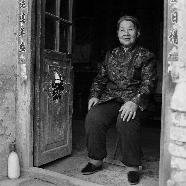 "Çevirmenimin büyük annesinin de (Su Xi Rong, resimdeki kadın) lotus ayakları vardı ve 60km uzakta yaşıyordu. Böylece evine gittim ve o da projenin bir parçası olmayı kabul etti."