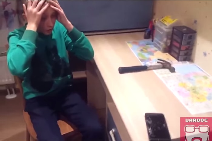 Sağlamlık Testi Uyguladığı Telefonunu Kıran Çocuk