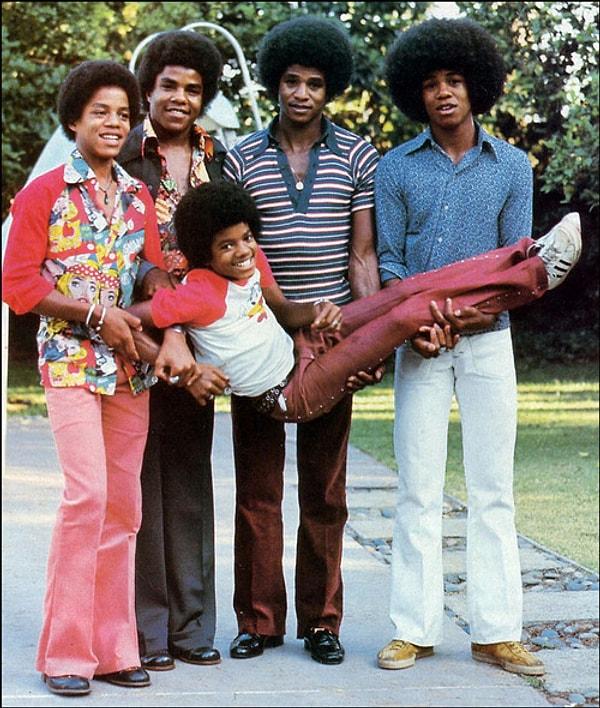 7. The Jackson 5 grubu ilk sözleşmesini yaptı ve Michael Jackson'ın yıldızı hızla parladı.