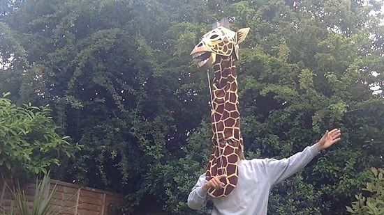 Zürafa Kafasıyla Dans Edip Marvin Gaye Söyleyen Adam