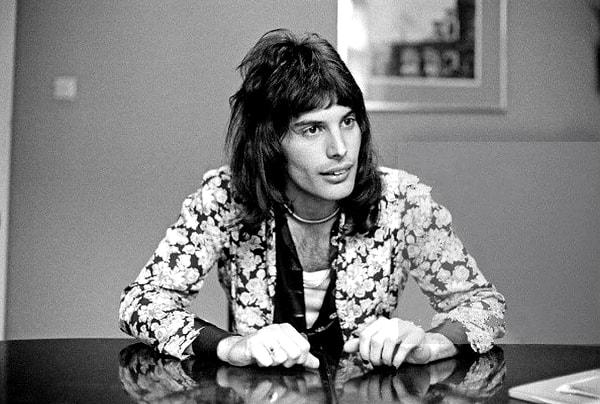 4. 1970 Yılında, ''Smile'' grubu dağılma sürecine girdikten sonra Brian May ve Roger Taylor ile tanıştı.