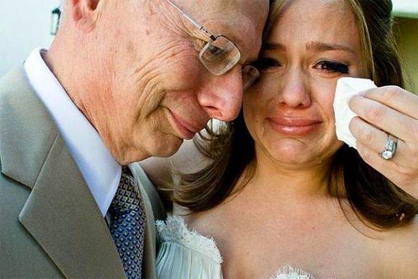 10. Sürekli ağlayan ve herkesin moralini bozan gelin babası