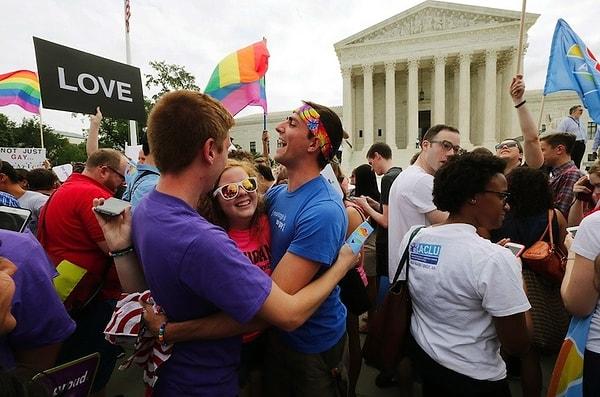 Tarihi kararın ardından  LGBTİ’ler beyaz sarayın önünde kutlamalara başladı!