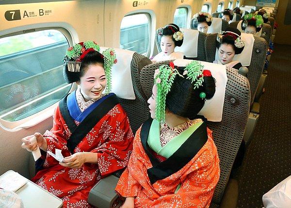 9. Geleneksel dans gösterileri için seyahat eden geyşalar Kyoto'dan Tokyo'ya giderken.