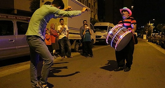 LED Aydınlatmalı Ramazan Davulcusu İlgi Odağı Oldu
