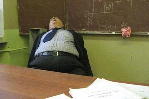 2. Derste sürekli uyuyan öğretmen 😴😴😴