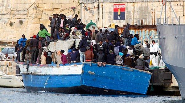 4. Her yıl yüzlerce kişi daha iyi bir hayat için Afrika'nın kuzey kıyılarından Avrupa'ya geçmek için hayatlarını tehlikeye atıyor.
