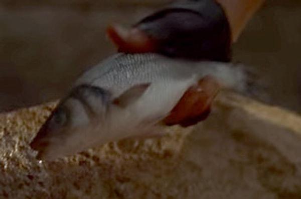 4. Ek olarak, 3.sezon'un bu silinmiş sahnesinde Tywin'in balık tuttuğunu görüyoruz.