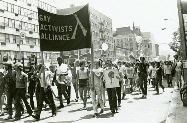 Gey Özgürlük Günü yürüyüş yapıp dans eden insanlar , Christopher Caddesi, 27 Haziran 1970