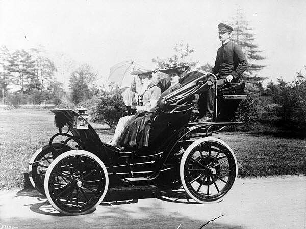 13. Şoförüyle beraber bir elektrikli araba 180 dolara bir ay boyunca kiralanabiliyordu, 1903 civarları