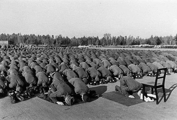 19. Waffen-SS 13. SS Waffen Dağ Tümeni'nin Müslüman üyeleri eğitim arasında namaz kılarken, Almanya, 1943