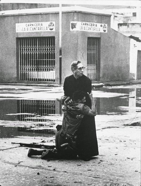 32. Venezuela'da bir rahip ve ölmekte olan bir asker, 1962