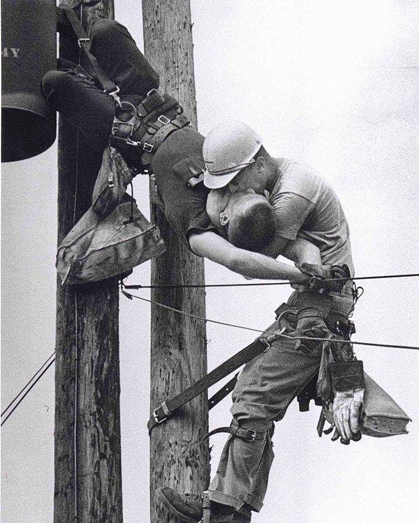 35. Yüksek gerilim hattı ile teması sonrası arkadaşı tarafından suni teneffüsle kurtarılan işçi, 1967
