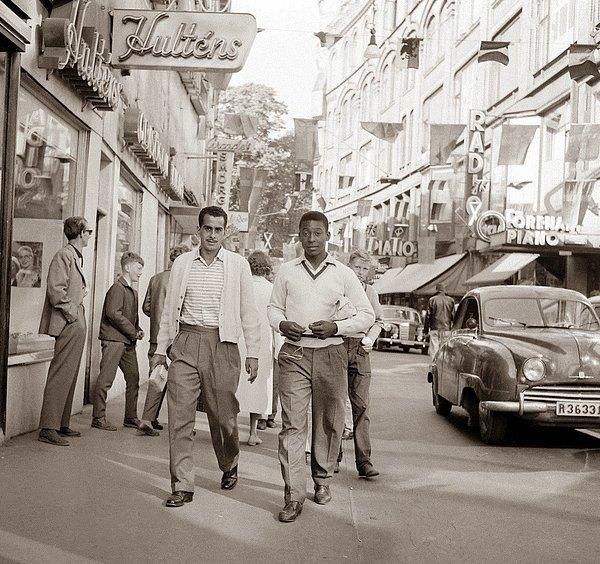 38. 1958 Dünya Kupası öncesi İsveç'te bir sokakta 17 yaşındaki Pele
