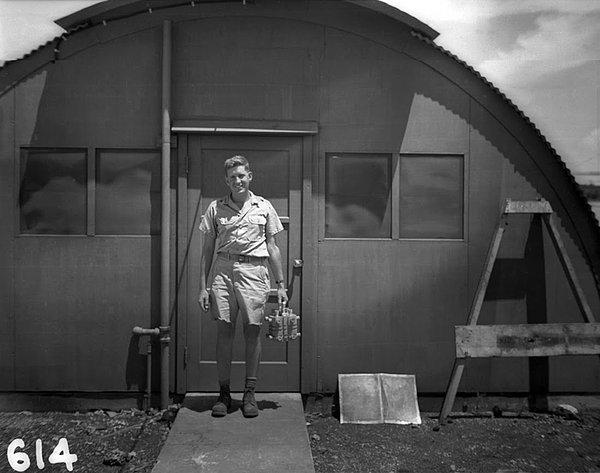 46. Harold Agnew, Nagasaki'ye atılacak atom bombasının plütonyum çekirdeğini taşırken, 1945