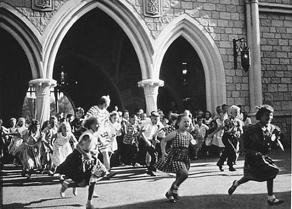 50. Disneyland'in açılış günü çocukların heyecanla koşuşturmaları, 1955