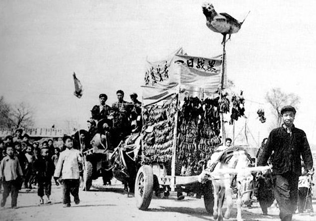 5. Serçeleri kaçırmak için on binlerce korkuluk ve kırmızı bayrak üretildi.