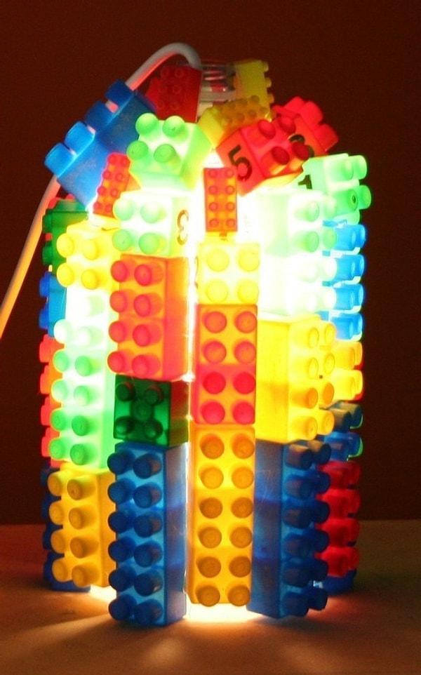 8. Renkli gece lambanız için gerekli olan iki şey: Ampul ve lego.