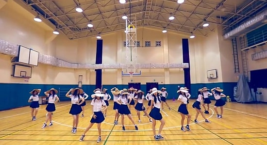 Kore'li Liseli Kızlardan SISTAR 'Shake It' Dansı Cover'ı