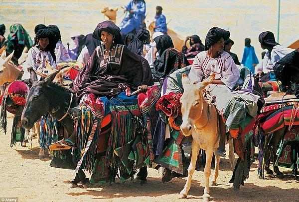 Tuareg kadınları siyasetin içerisinde gizli özne olarak yer alıyor.