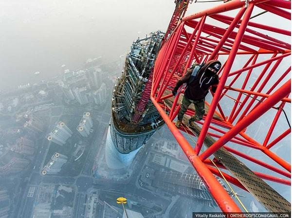 5. Çift ayrıca 650 metre yüksekliğindeki Çin'in en yüksek binasına tırmandılar.