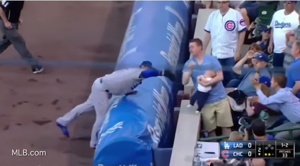 Kucağında Çocuğuyla Tribüne Gelen Beyzbol Topunu Yakalayan Baba