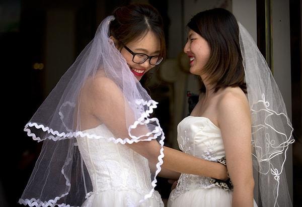 Amerika'da eşcinsel evlilik yasallaştıktan altı gün sonra Teresa Xu ve Li Tingting Pekin'de gayri resmi bir törenle evlendi.
