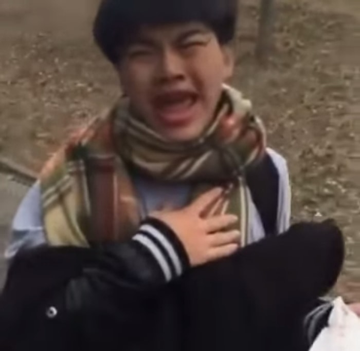 Çığlık Atarken Chandelier'a Bağlayan Genç