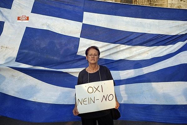 Yunanistan geçtiğimiz Pazar günü, bankalardan gelen teklifleri %61'e %39 gibi bir oy oranıyla reddetti. Tekliflerin ekonomik olarak batmakta olan Yunanistan'a fon sağlama amacı taşıdığı söyleniyordu.