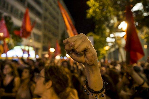 Yunanistan’da, kemer sıkma önlemlerinin sürmesini öngören taslağın oylandığı referandumda ‘Hayır’ sonucunun çıkmasının ardından halk sokaklara döküldü.