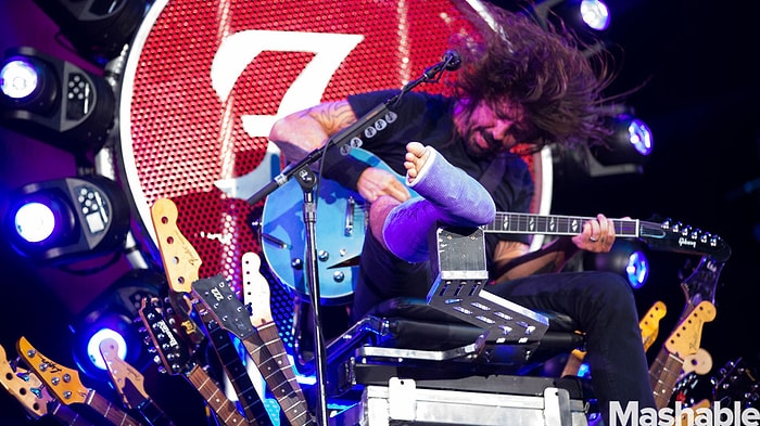 Daha Önce Sahnede Ayağı Kırılan Dave Grohl'un Alçılı Ayağıyla Tekrar Sahneye Çıkması
