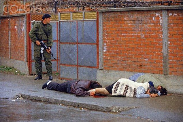 9. 11 Temmuz 1995 - Ratko Mladiç komutasındaki VRS (Bosna Sırp Cumhuriyeti Ordusu) birlikleri Srebrenitsa’ya girdi.