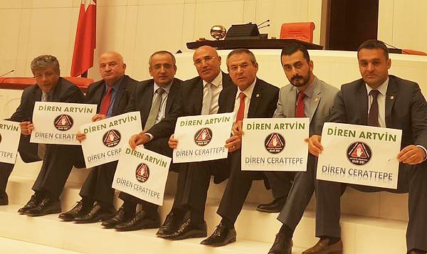 CHP’li vekillerden Meclis’i terk etmeme eylemi