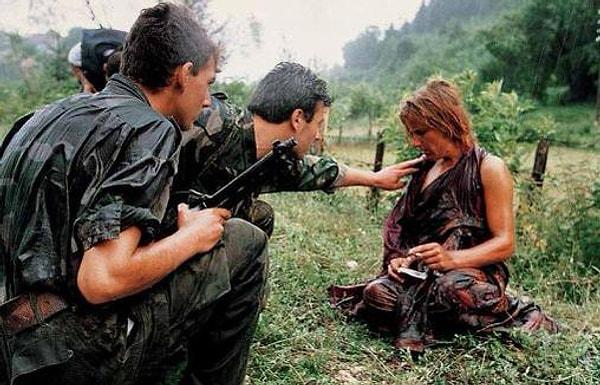 4. Yaşadığı şok gözlerinden silinmemiş bir kadın. Bosnalı askerler tarafından bulunduktan hemen sonra.
