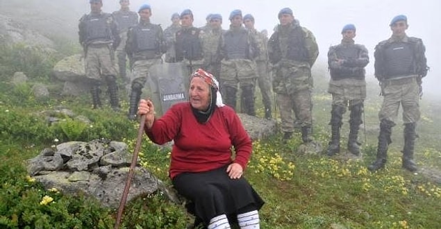Havva Bekar Komando birlikleri eşliğinde getirilen iş makinelerinin önünde protesto gerçekleştirdi: